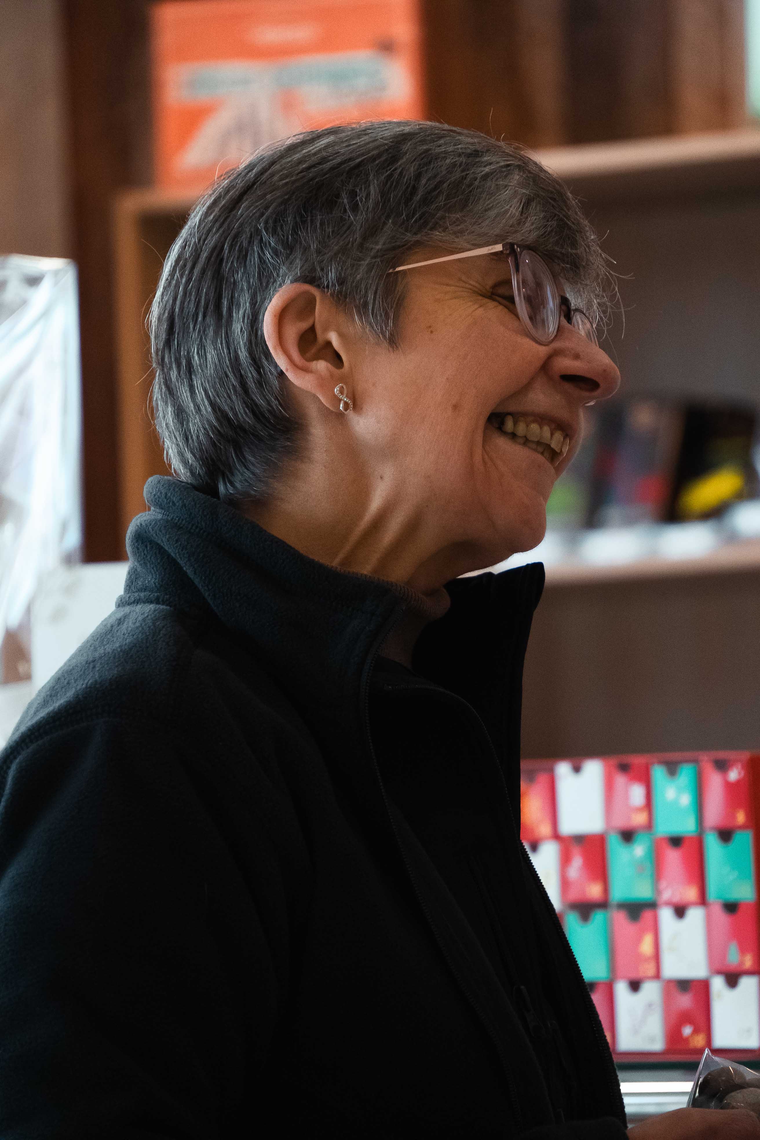 Collaboratrice souriante lors d'un conseil à un client