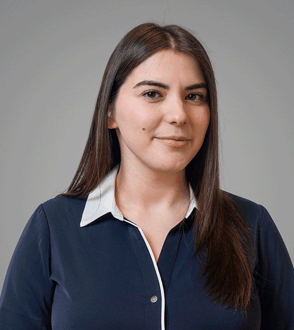 woman on focus photography