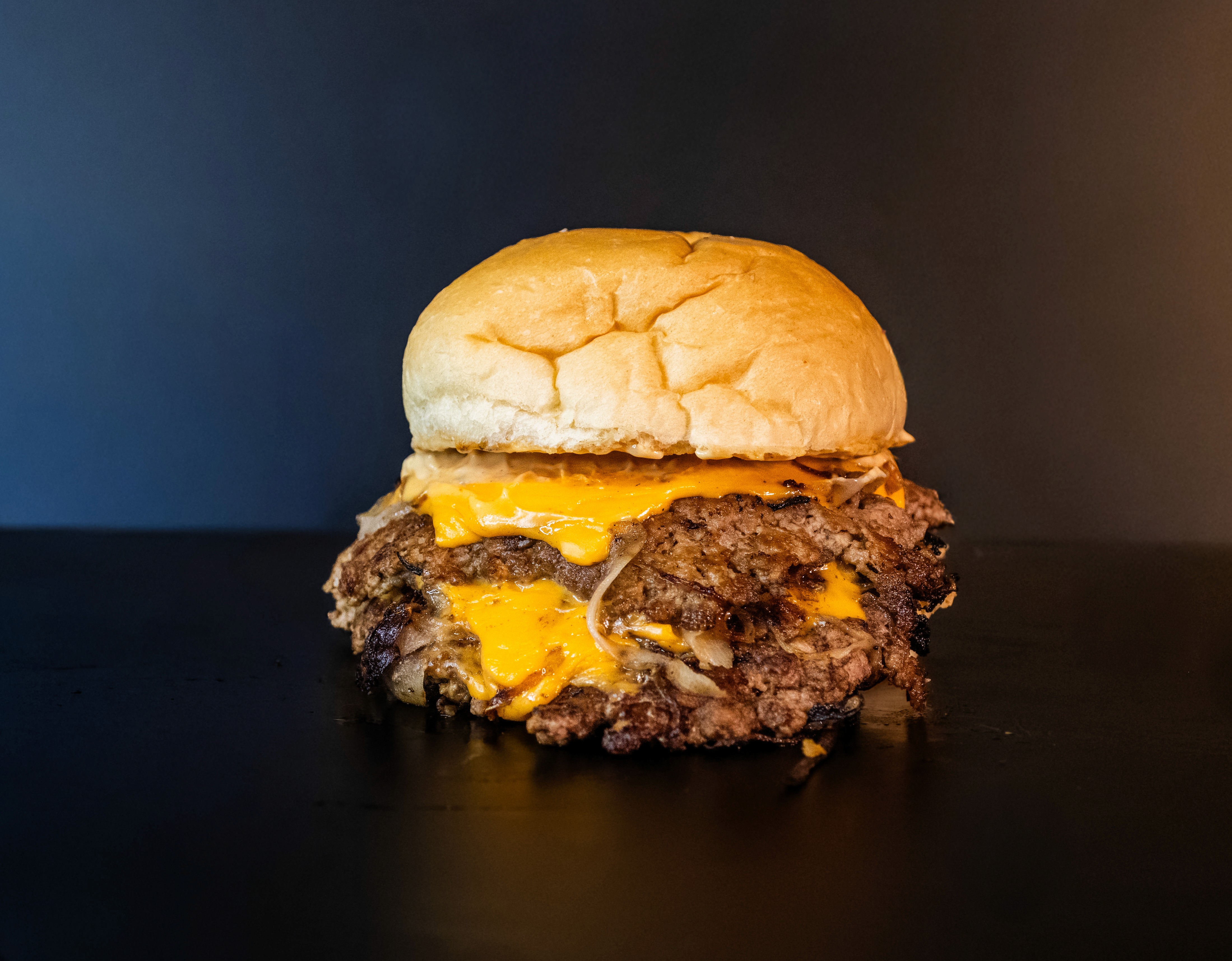 hamburguesa smash con Cebolla smasheada, cheddar, salsa Gommy.