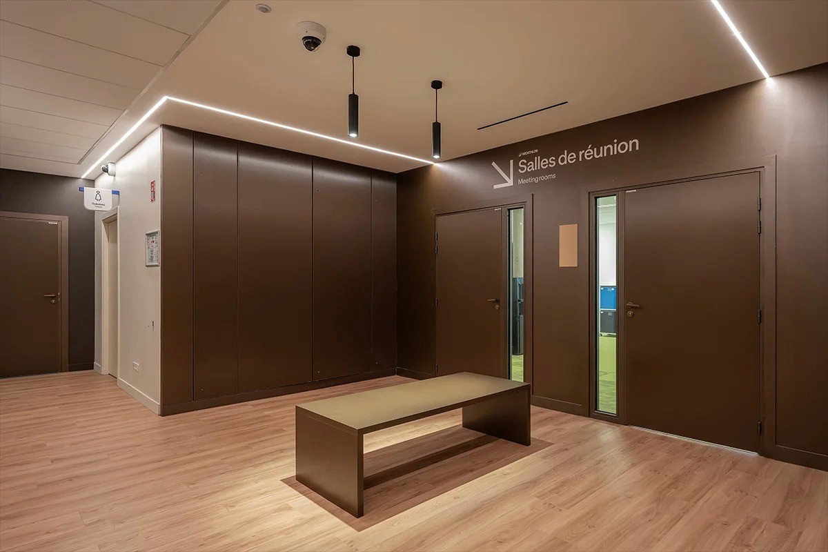Hall d’accueil et salle de réunion moderne en bois et lumière douce — photographe architecture intérieure Lille | Anteale Yann Manac’h