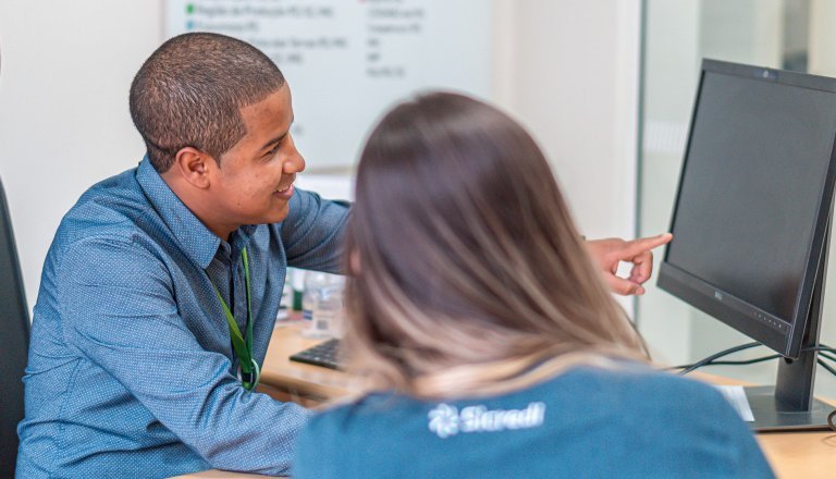 Colaboradores Sicredi trabalhando