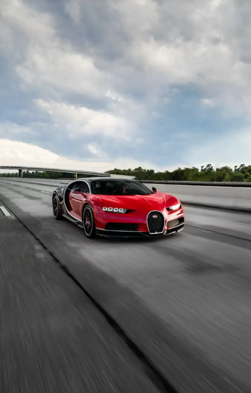 Bugatti Chiron auf Landstraße im Herbst – Supersportwagen Versicherung All-Risk Kasko | Lions Group