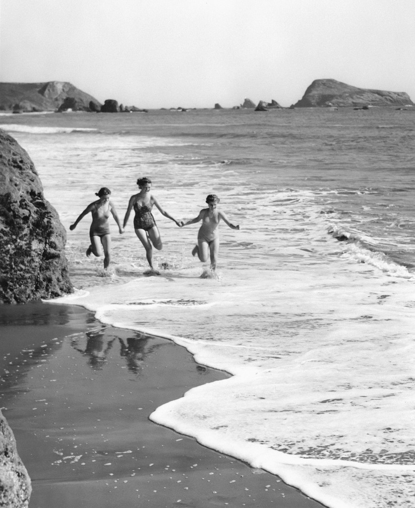 Racing the waves near Brookings, Oregon Original Collection: Gifford Photographic Collection Item Number: P218:0793rig