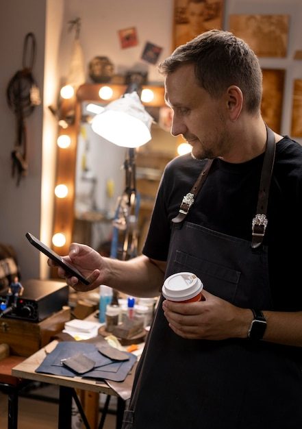 Ondernemer aan het werk op kantoor