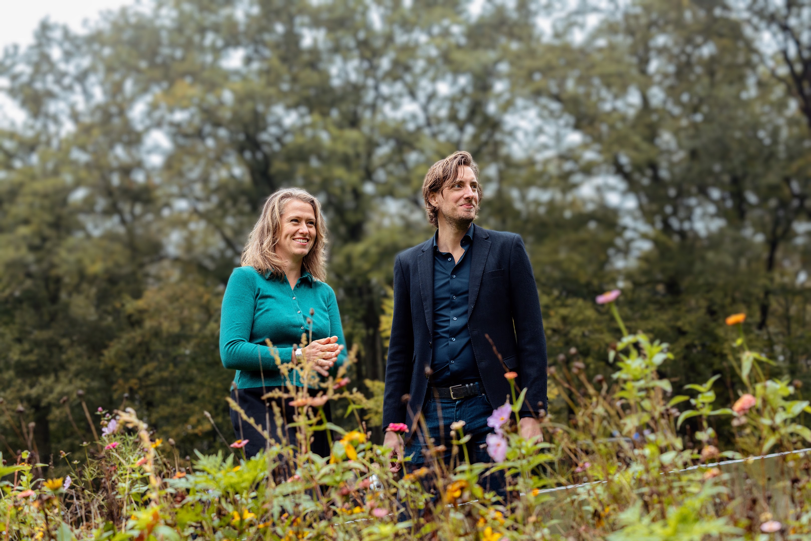 Floris Alberse en Lotte Huijing van Leadership for Life in een bloeiende tuin