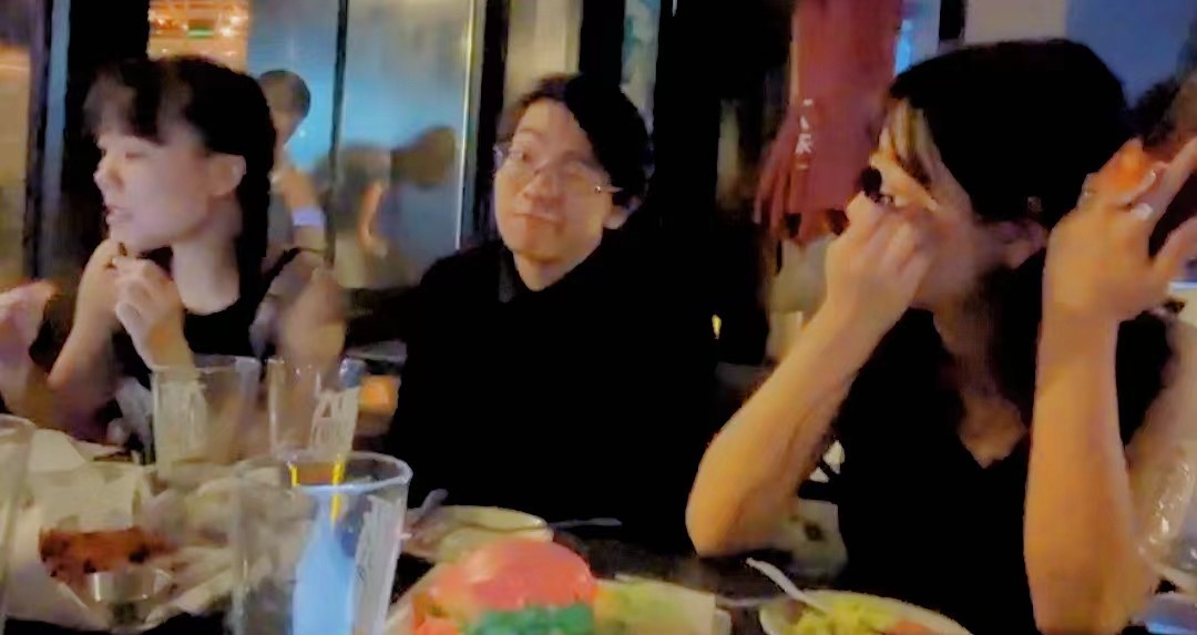 聚会中的几位朋友