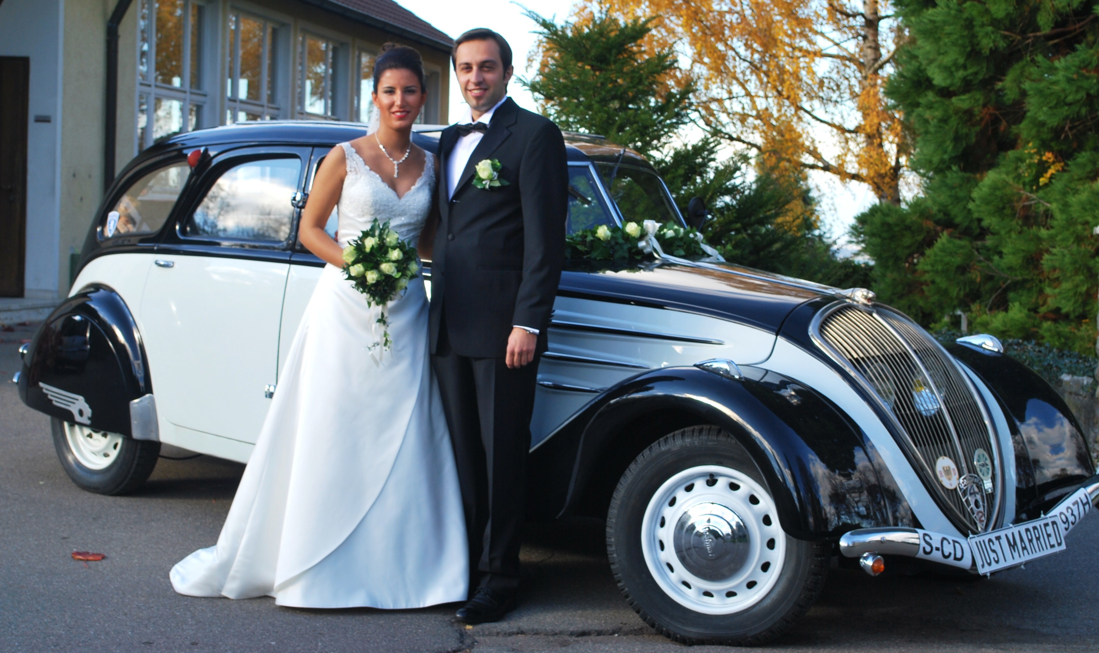 Blick über Albstadt mit bewaldetem Hang im Vordergrund und Ausläufern der schwäbischen Alb.