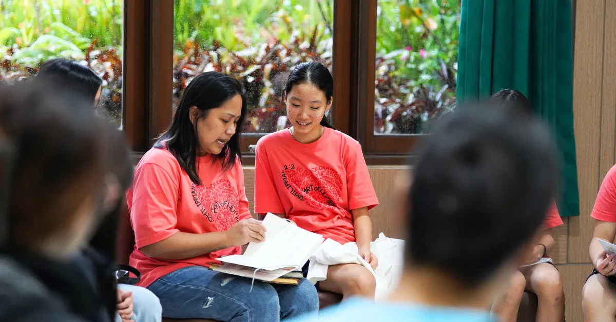 wanita membawa buku teks berwarna putih dan hijau