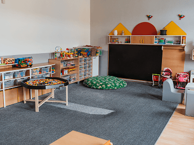 Odpočinkový koutek ve třídě s kobercem a polštáři