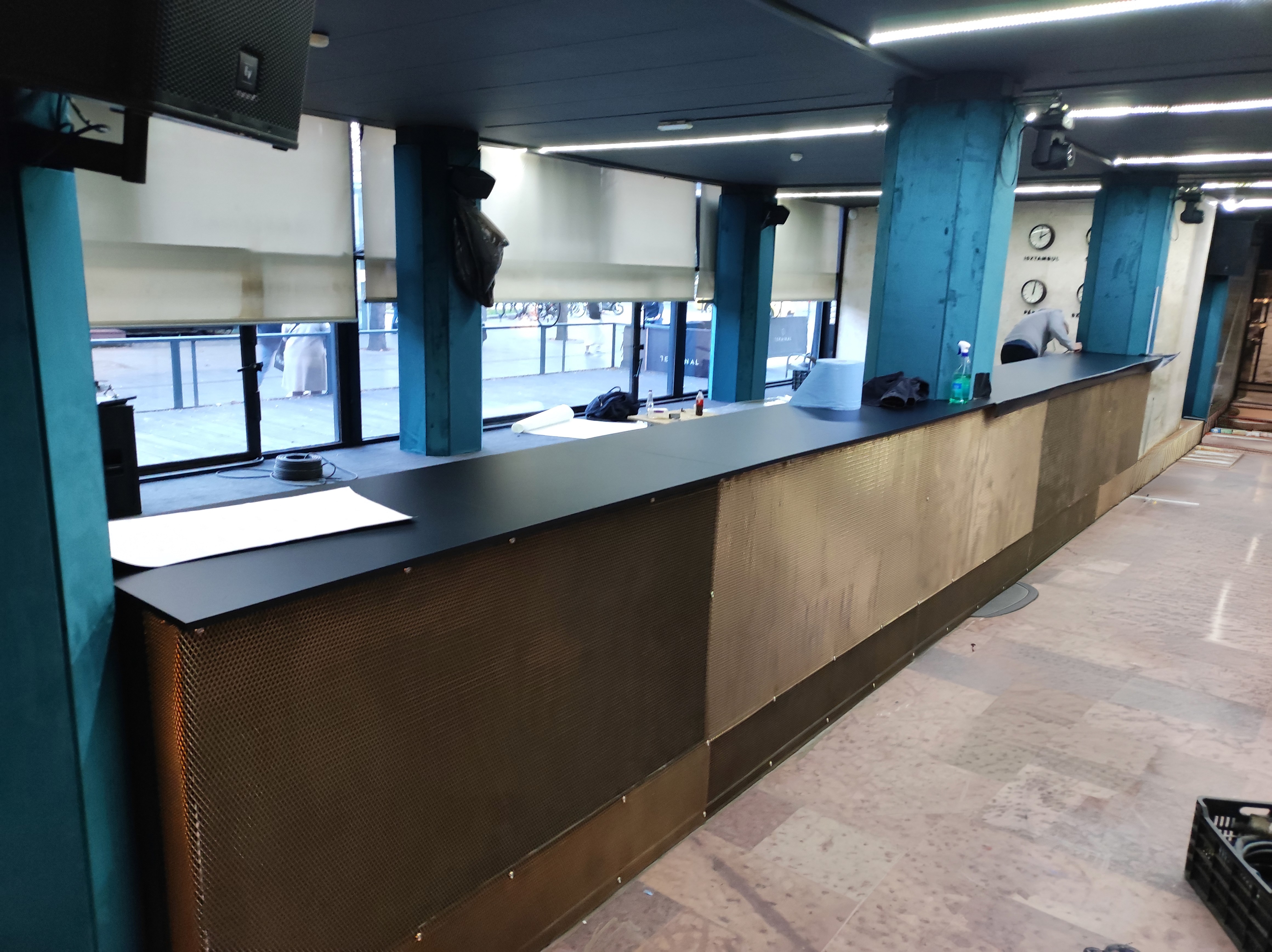 Három szakember dolgozik egy Mercedes-Maybach luxusautó prémium kéttónusú, arany-fekete autófóliázásán (wrap) a Nortek műhelyében.