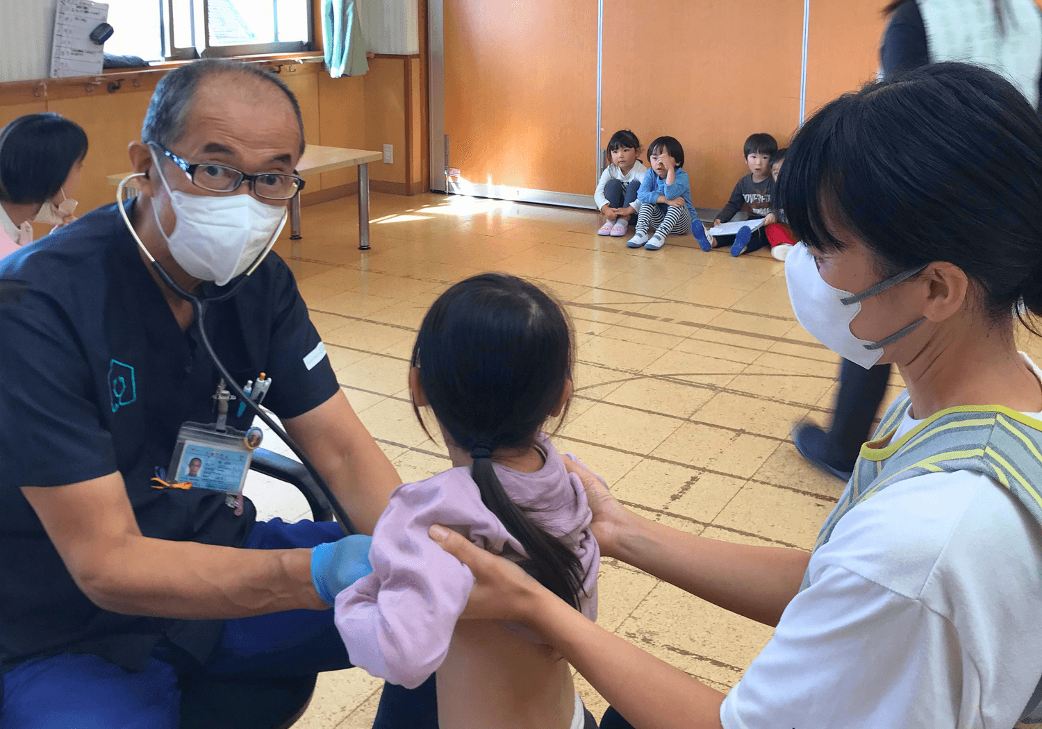 子どもに聴診器を当てる趙達来先生
