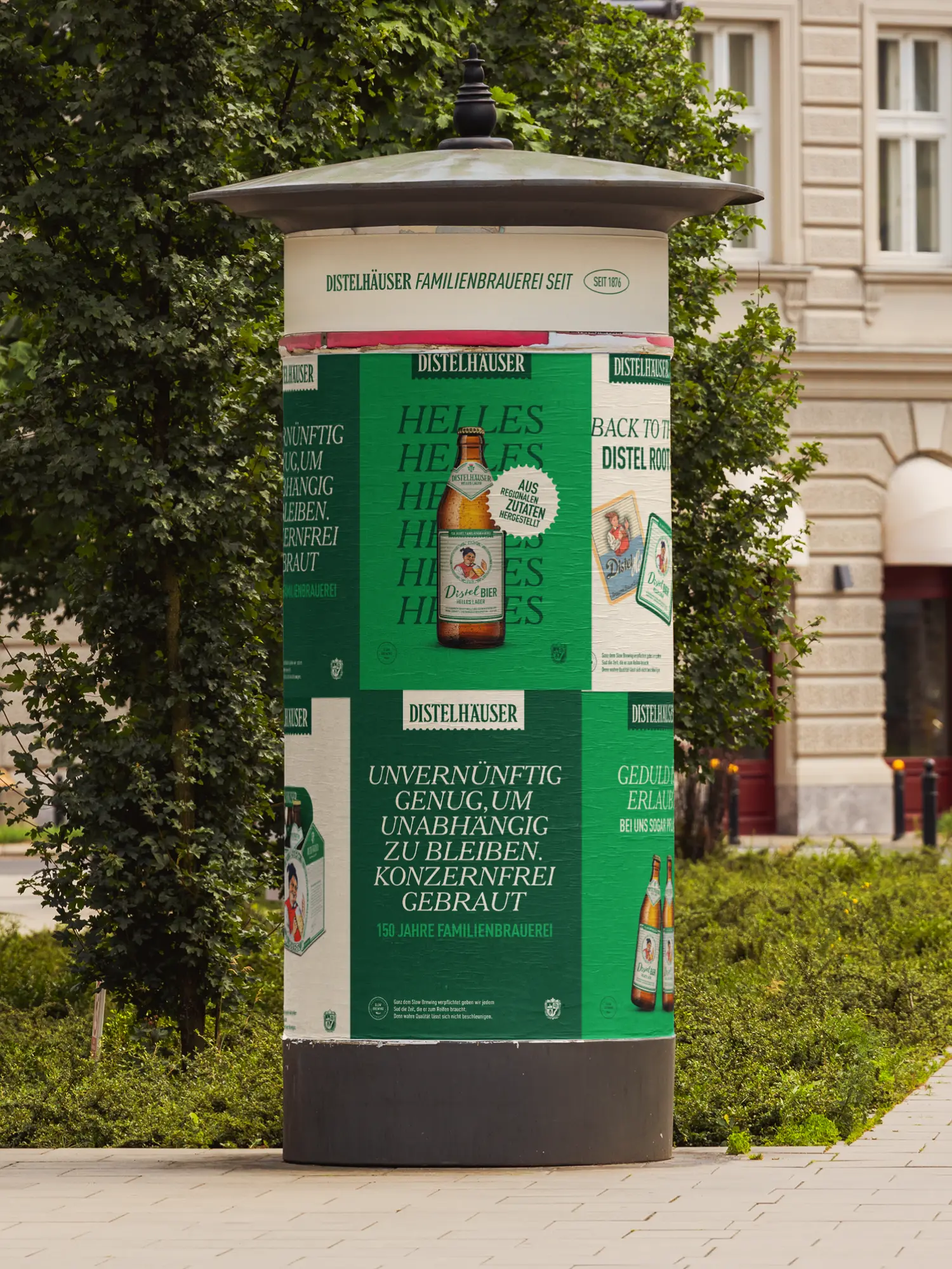 Litfaßsäule mit Distelhäuser Jubiläumskampagne und Helles-Lager-Flasche