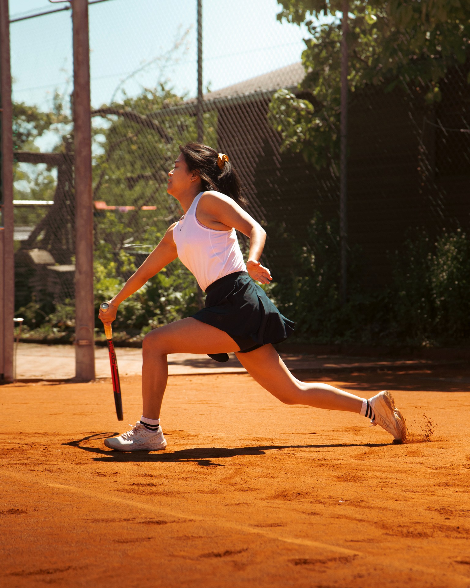 Tennismeisterei Firmenevents eine Tennisspielerin beim Schlag