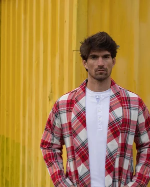 Dans le lookbook de la marque Danoise Another Aspect, le mannequin porte un costume gris et une chemise blanche