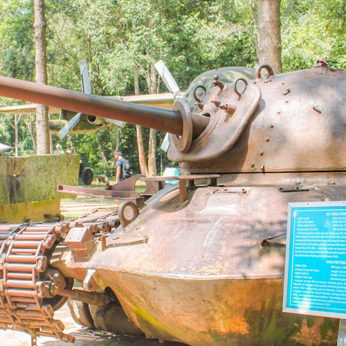 Temukan dunia bawah tanah yang unik dari terowongan, di mana sejarah luar biasa dihidupkan kembali.