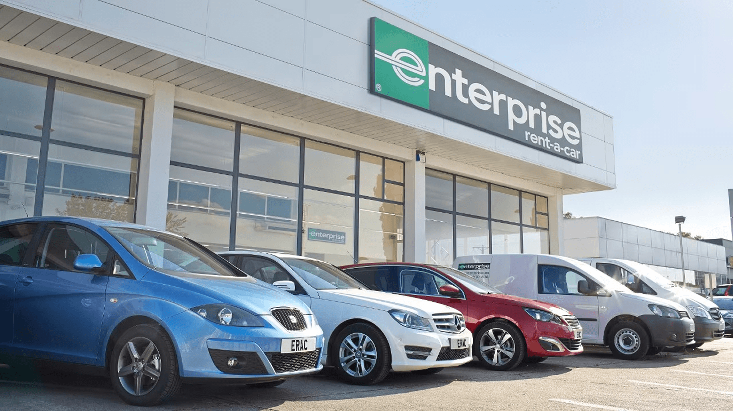 Vetrina di Enterprise Rent-A-Car con auto in fila per il noleggio.