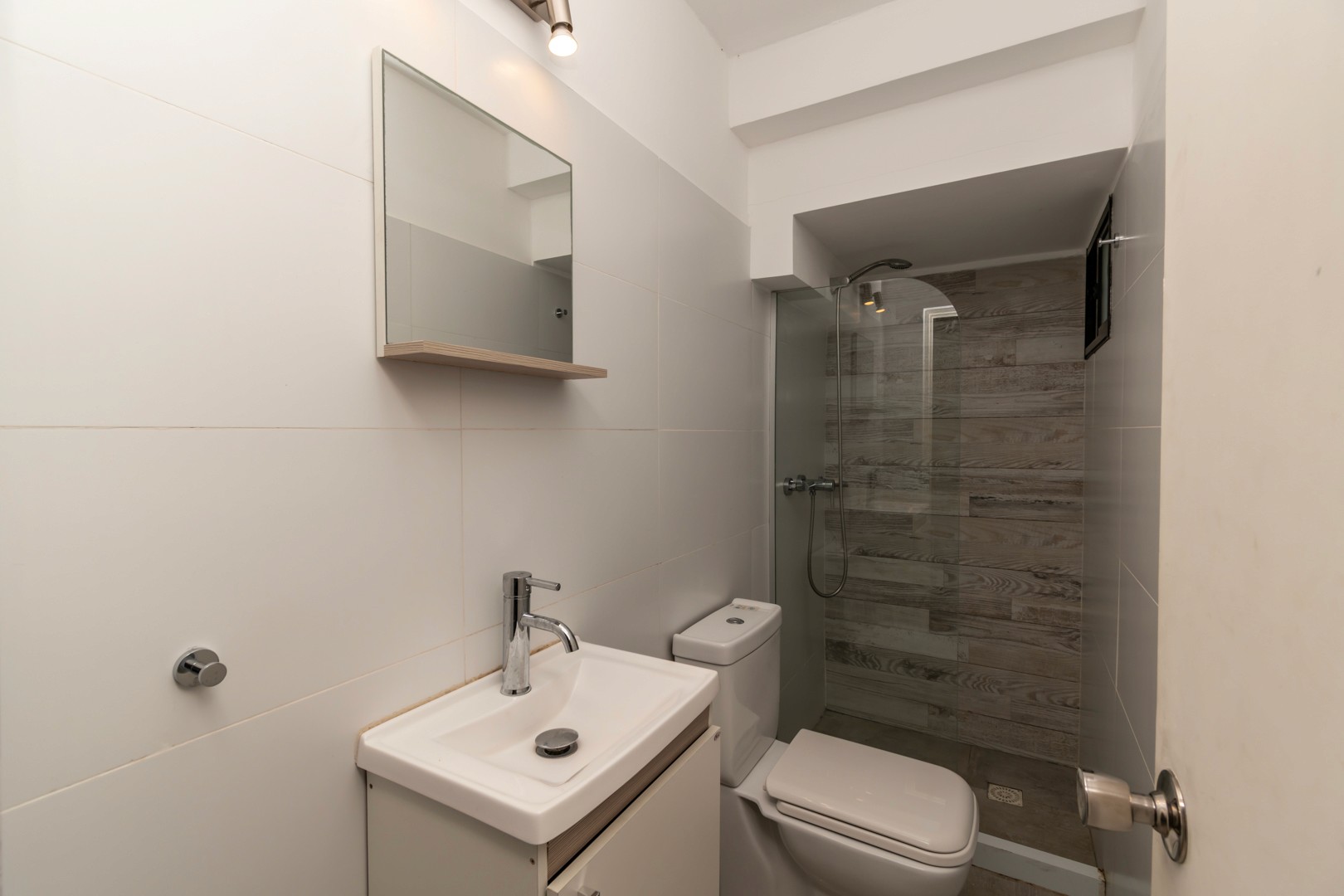 Baño moderno y elegante en Casa Horneros - baño con diseño contemporáneo y acabados de alta calidad.