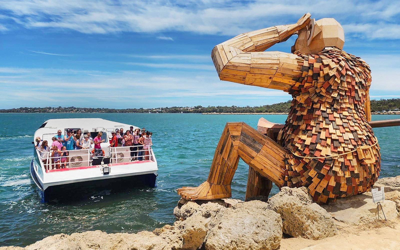 澳大利亚曼德拉巨人雕塑附近的船游。