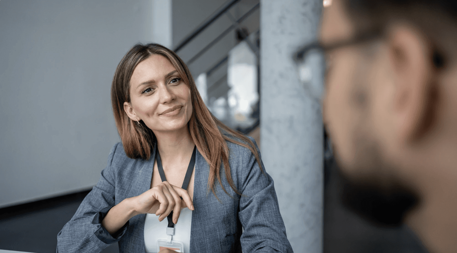 Eine Frau lächelt ihren Kollegen an. 