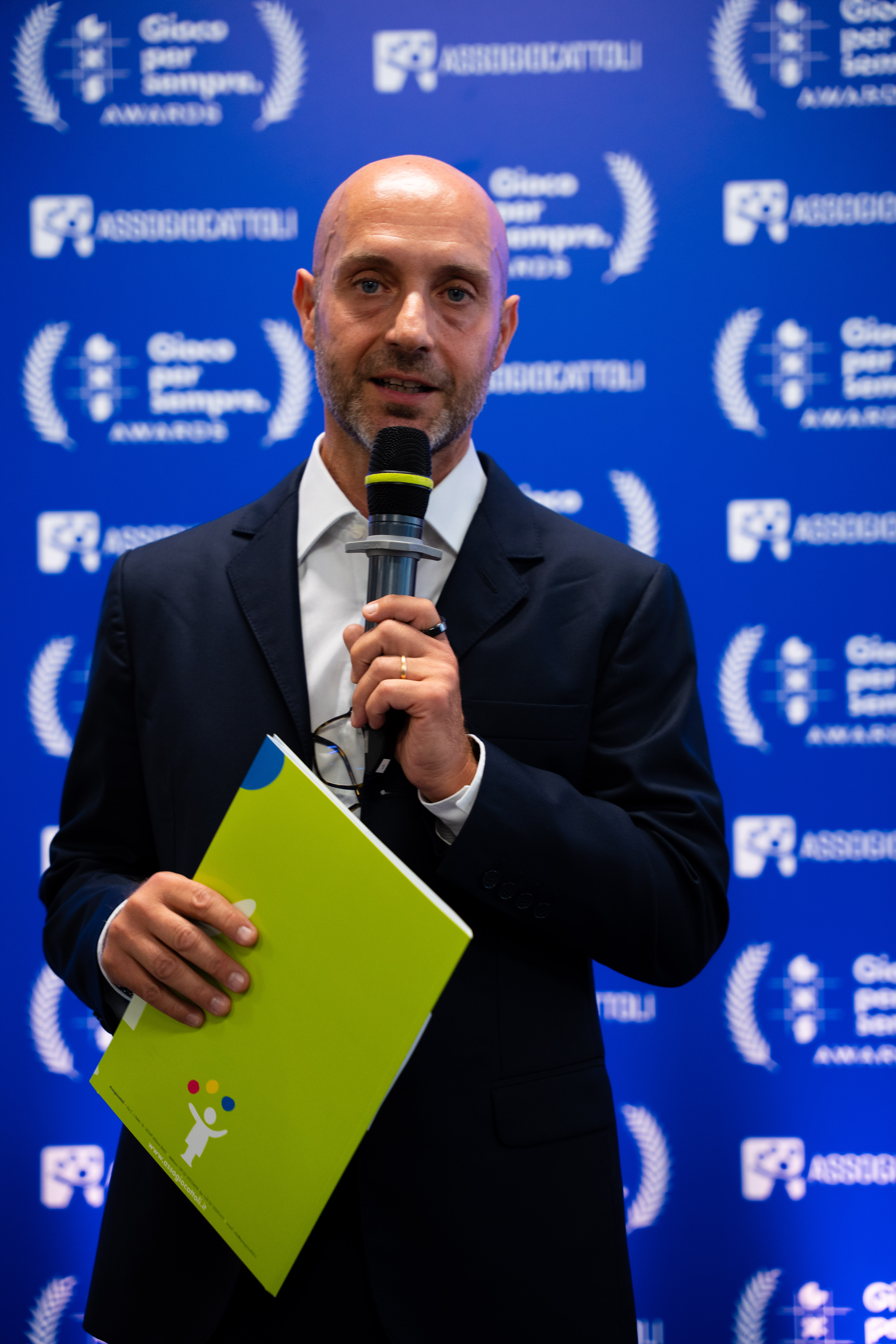 people near TAj Mahal