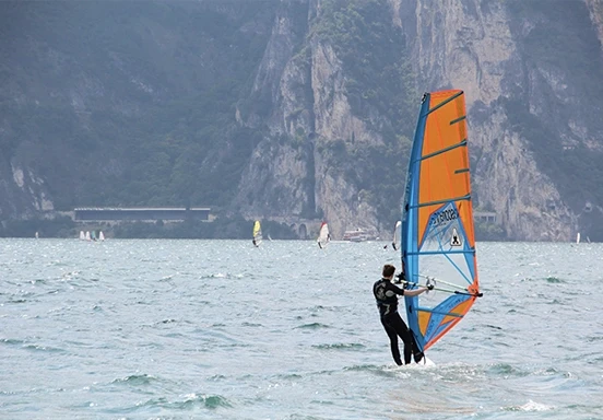 Planche à voile en pleine mer