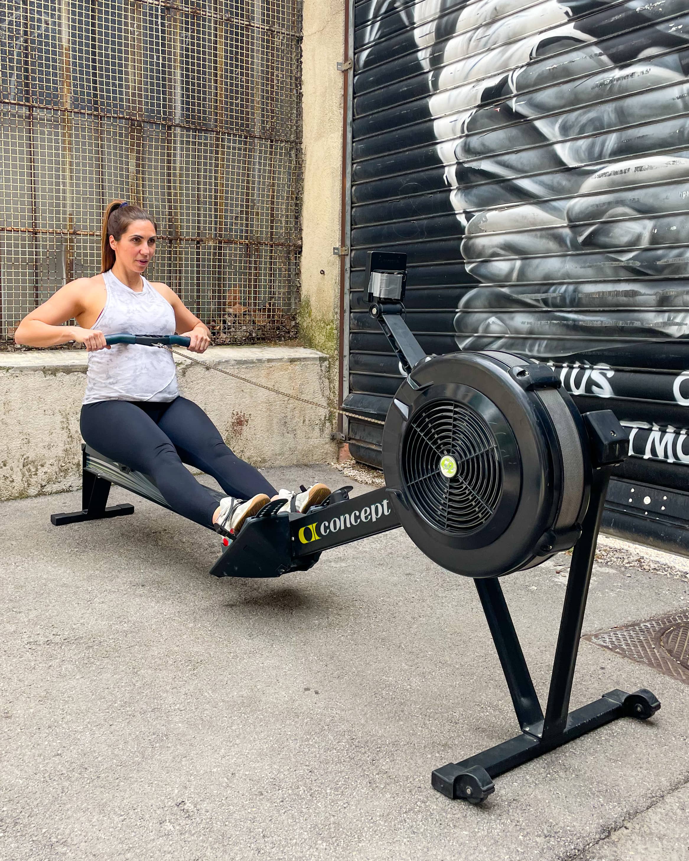 Pratique du cardio sans impact enceinte : femme enceinte réalisant une séance de rameur en toute sécurité.