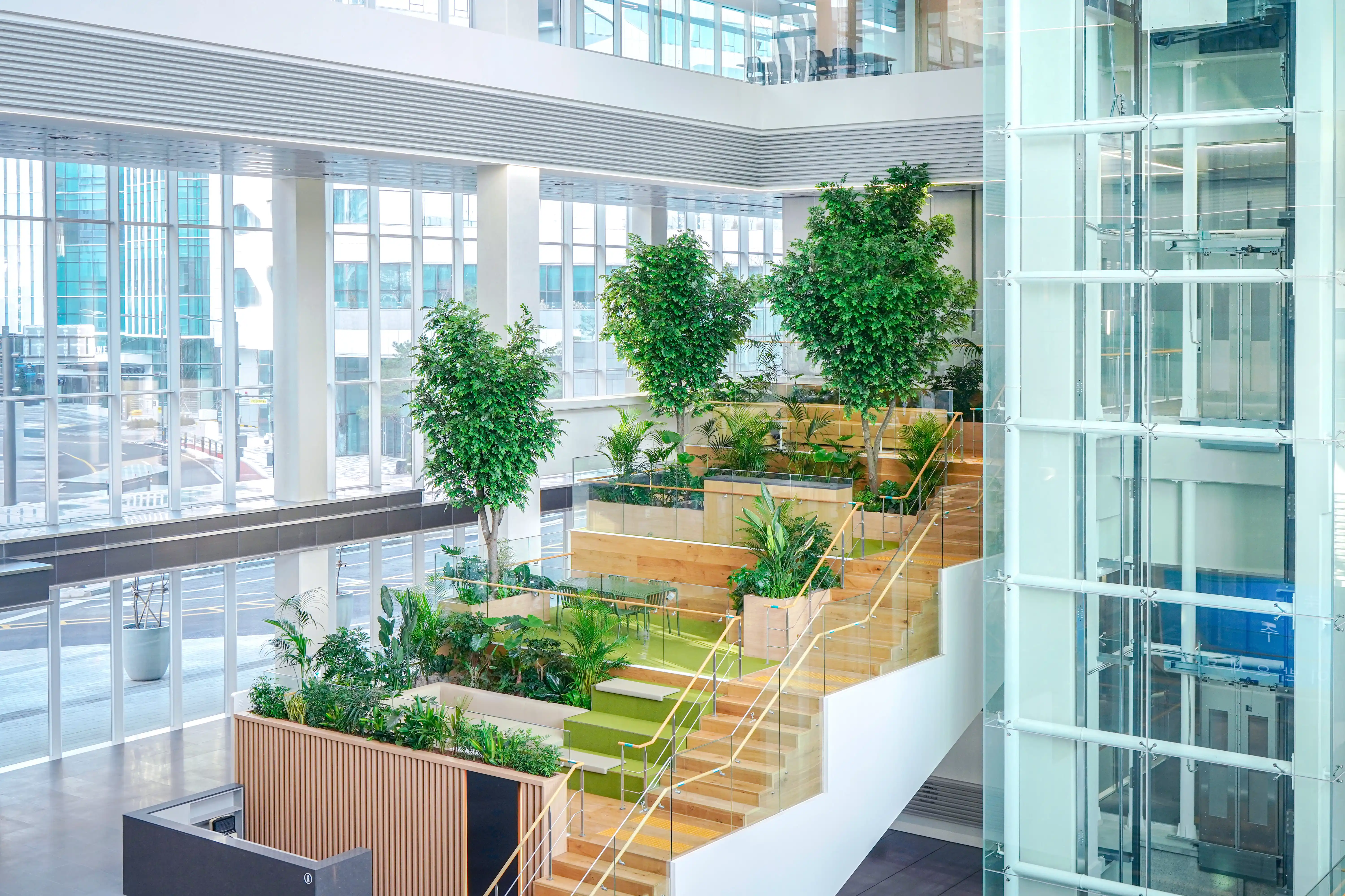 로비에 조성된 에코피플 플랜테리어