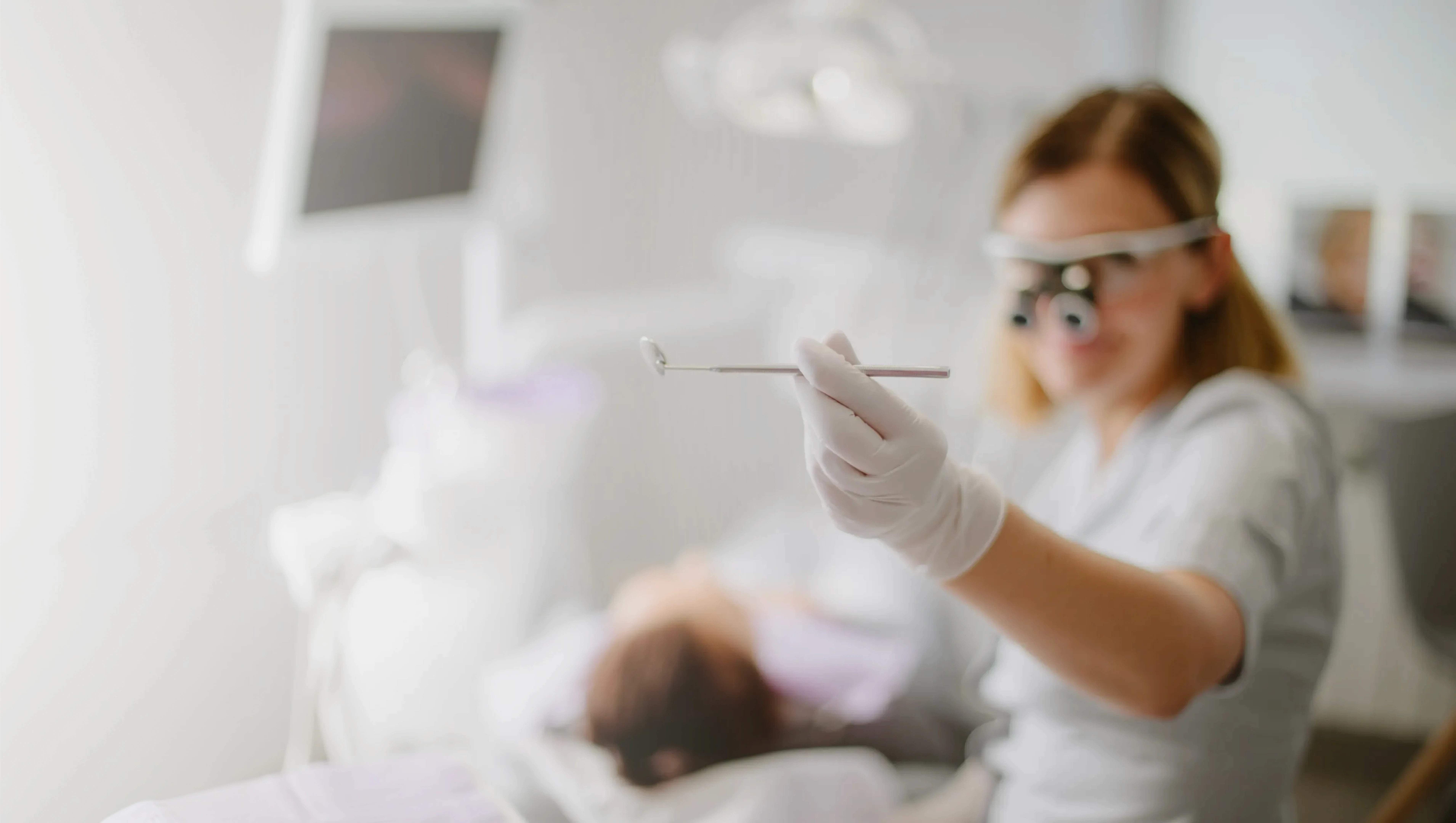 Kobieta z uśmiechem prezentująca efekty implantu.