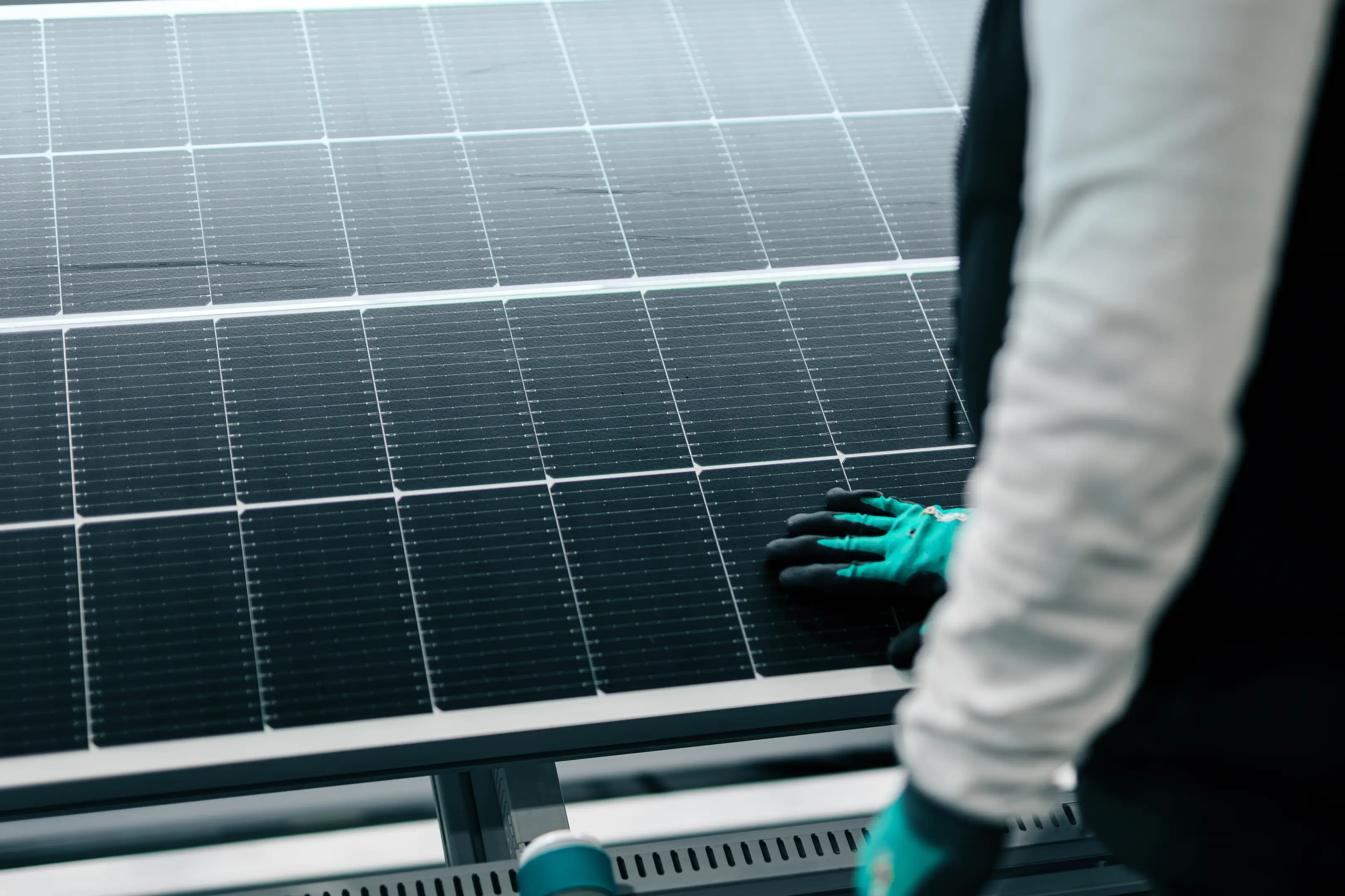 Geste métier sur panneai solaire lors d'un reportage en entreprise