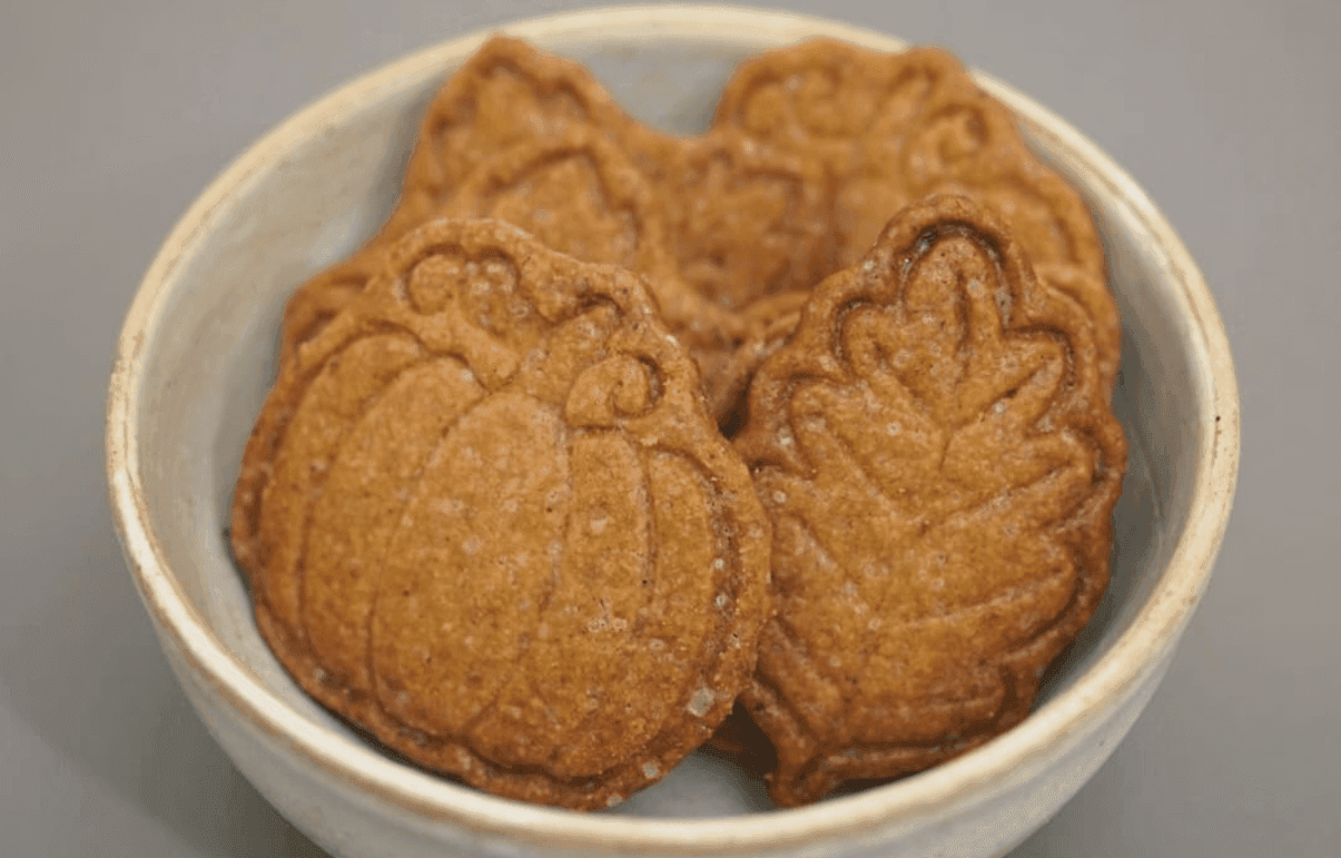 Galletas especiadas tipo speculoos con formas otoñales, horneadas artesanalmente.