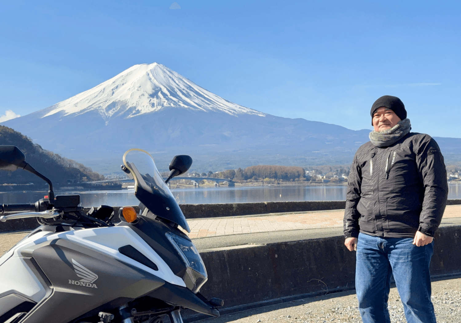 趣味のバイクと記念撮影する浅野先生
