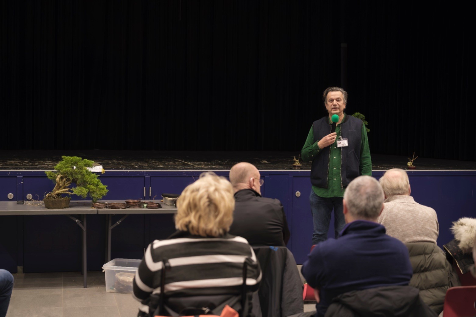 het bestuur van de vereniging die bij elkaar staan te praten