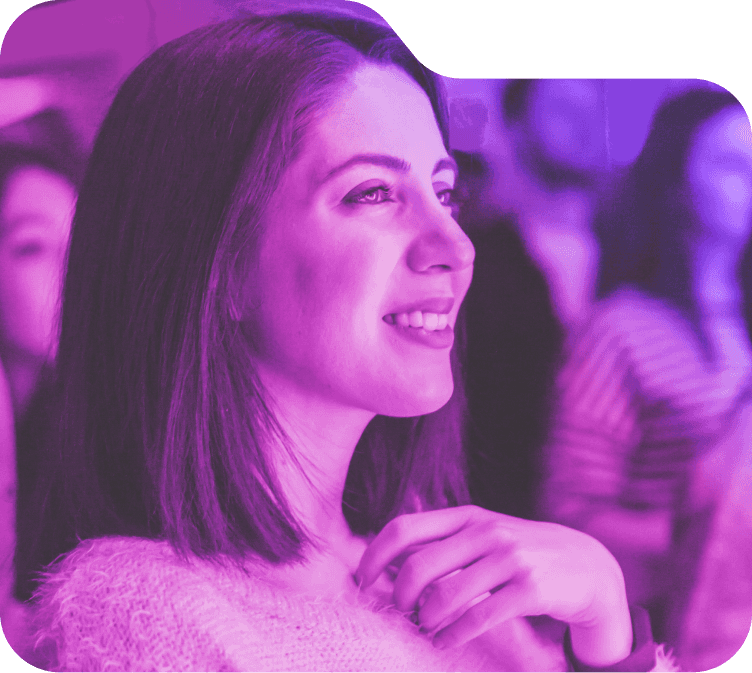 Öykü isimli gülümseyen ve uzaklara bakan bir kızın fotoğrafı.