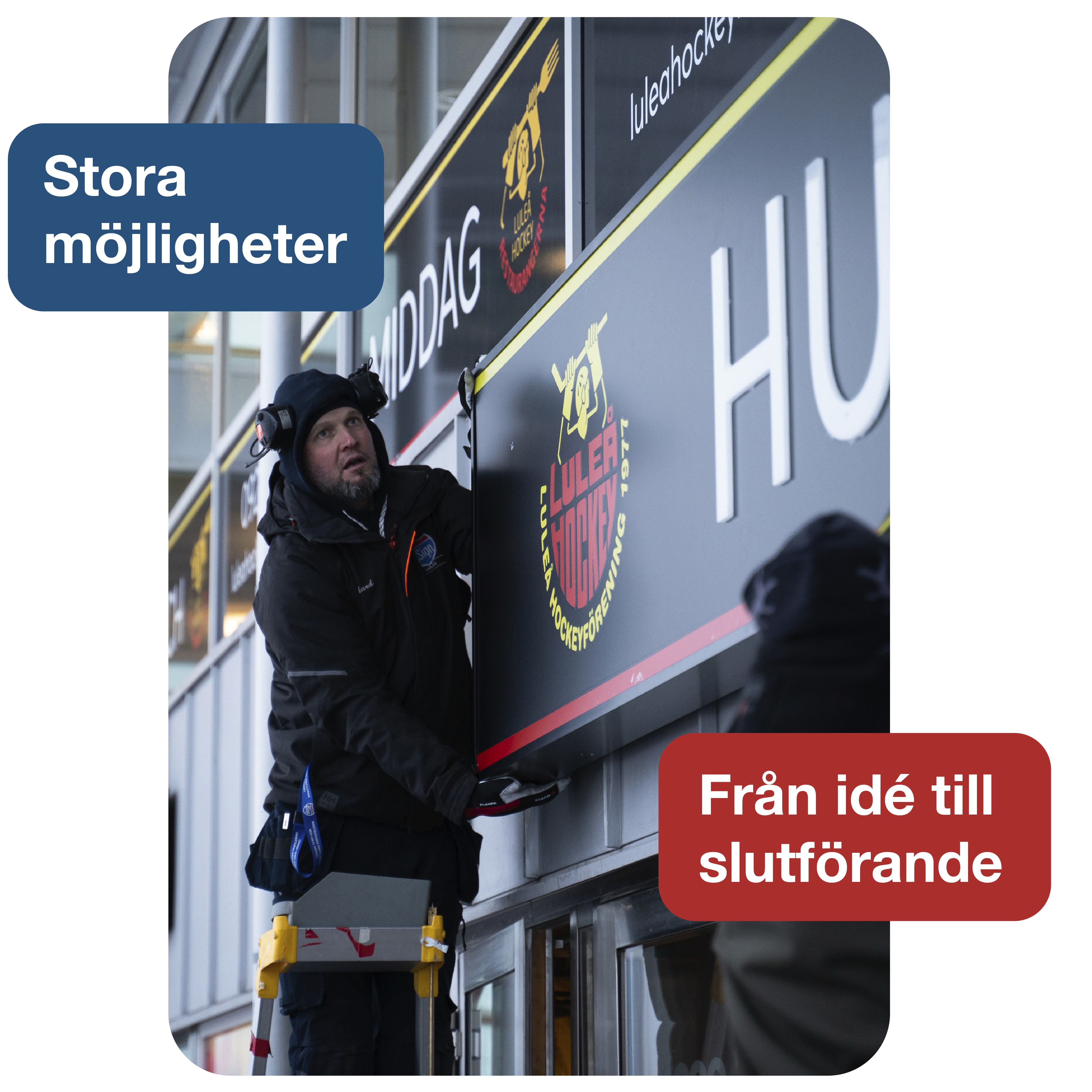 4Sign montör monterar en stor fasadskylt på hög höjd, expertis inom skyltmontering.