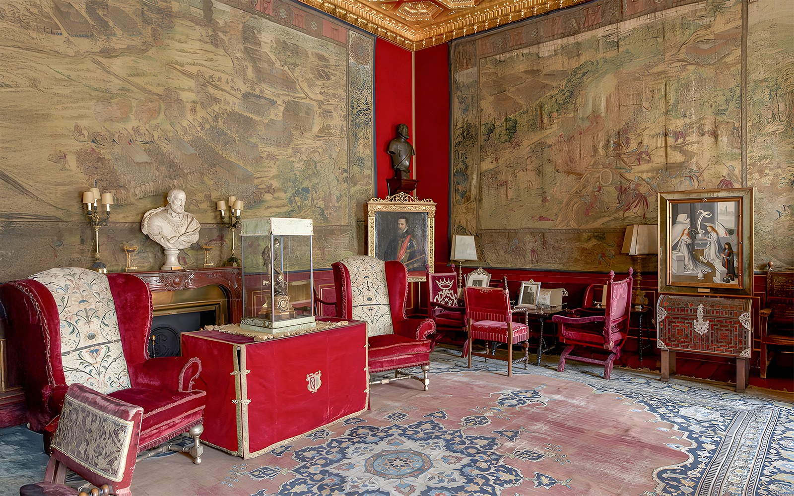 Obras de arte reales y muebles en la ornamentada sala del Palacio de Liria.