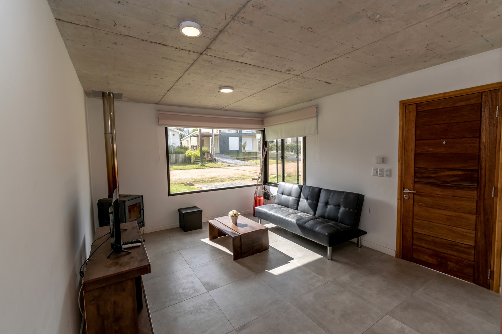 Sala de estar de Casa Gaviotas con ambiente acogedor - espacio interior luminoso para relajarse.