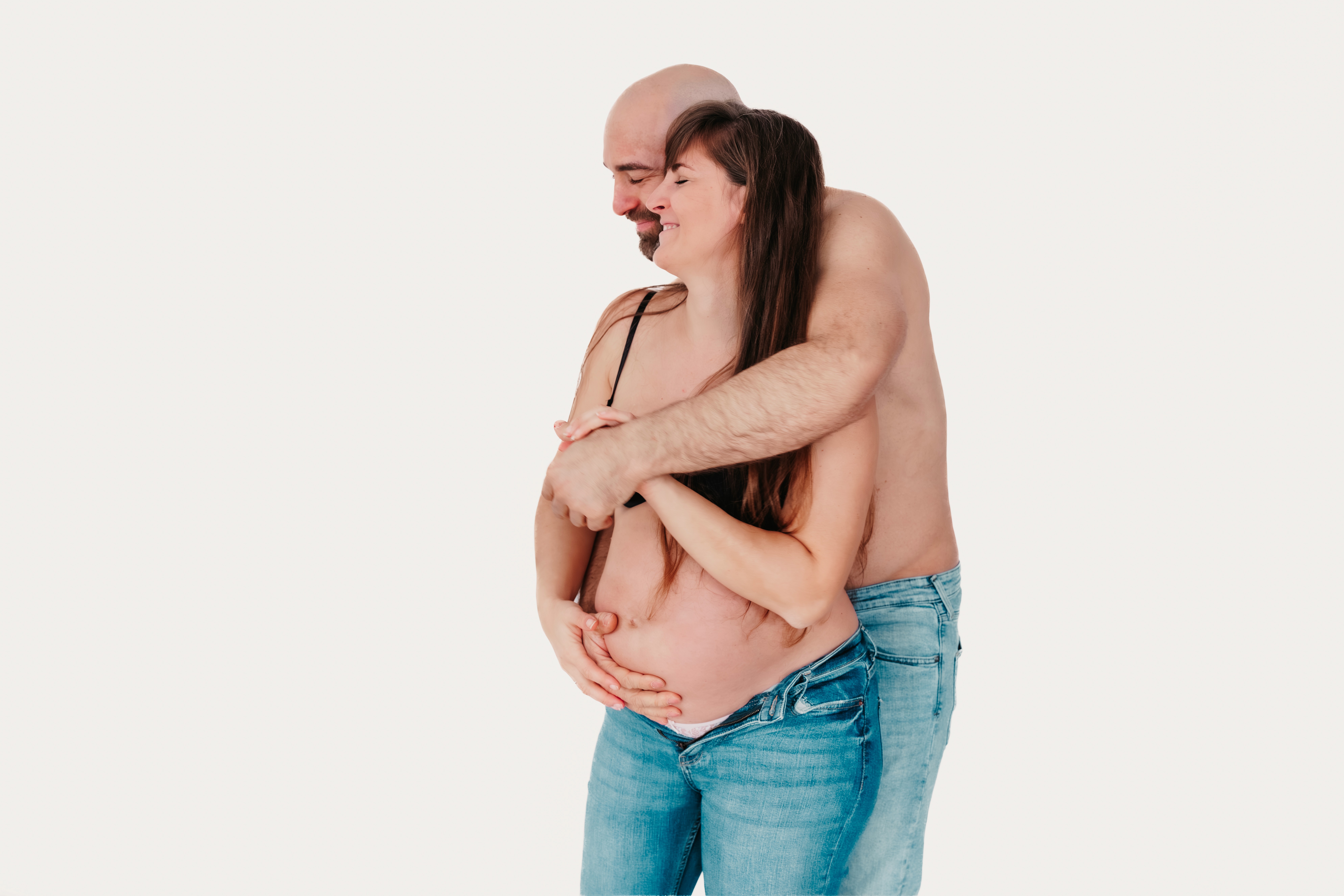 Zwei Freundinnnen sitzen in einem Feld und schauen sich an