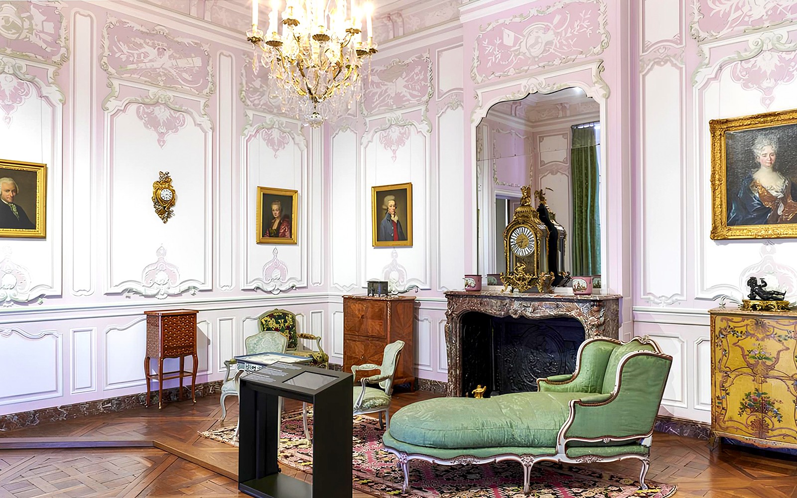 卡纳瓦雷博物馆内的雅致房间，配有华丽的家具和历史肖像。