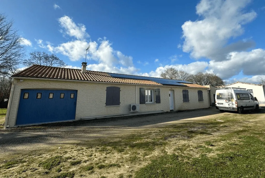 Photo du toit d'une maison en Nouvelle-Acquitaine équipée de panneaux solaires dont l'installation a été faite par Solarock.
