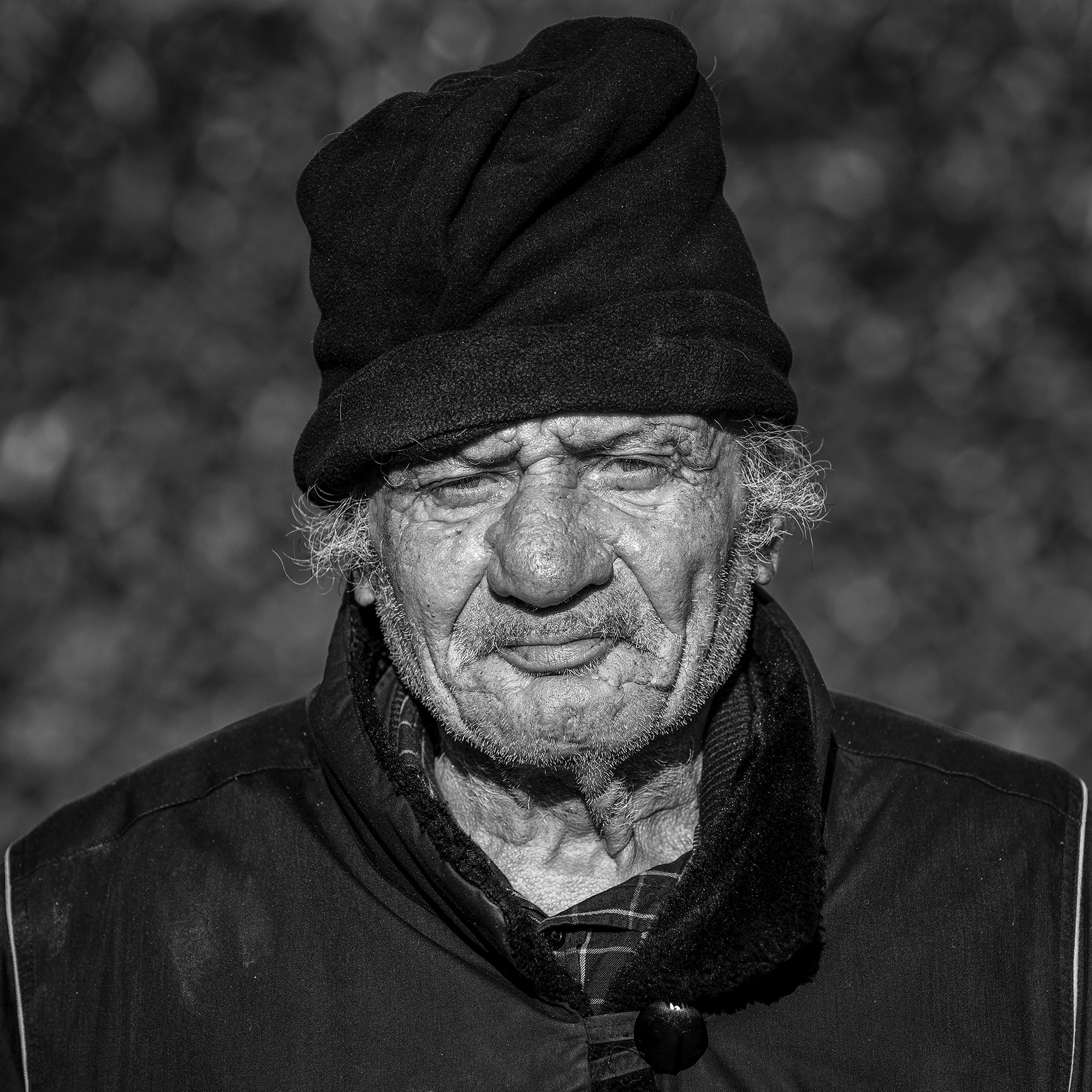 Frederic Bourcier, photographe documentaire, réalise des portraits d’un sans domicile fixe qui vient régulièrement lui rendre visite à son atelier. A travers ces photos, on peut voir les saisons , son humeur et surtout son état de fatigue.