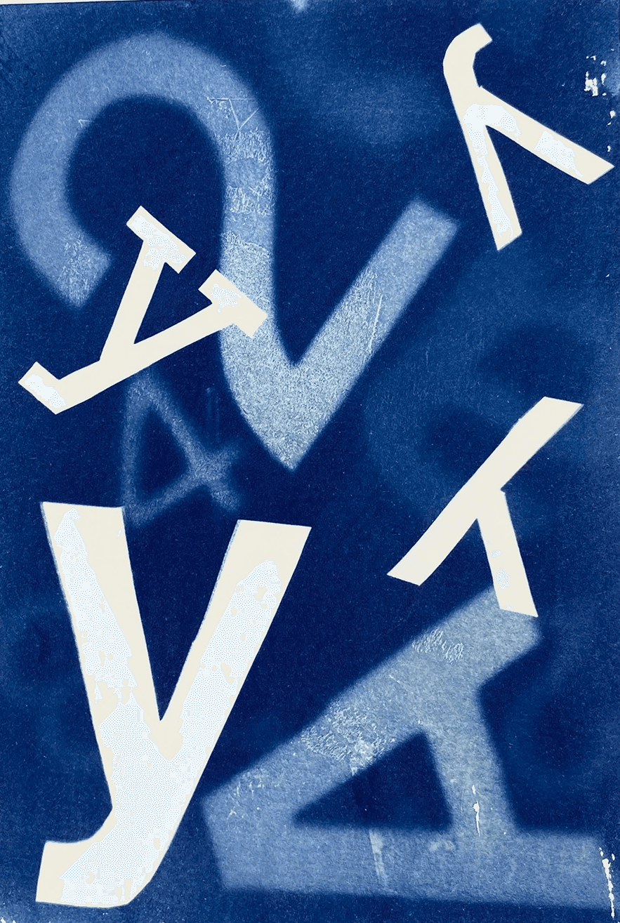 : Blaudruck-Design mit Times New Roman Buchstaben: Spiel mit Positiv- und Negativformen in der analogen Fotografie.