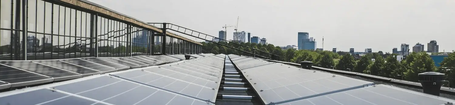 edificio con paneles solares en el techo