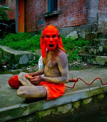 Petite fille devant un tank à Bangkok