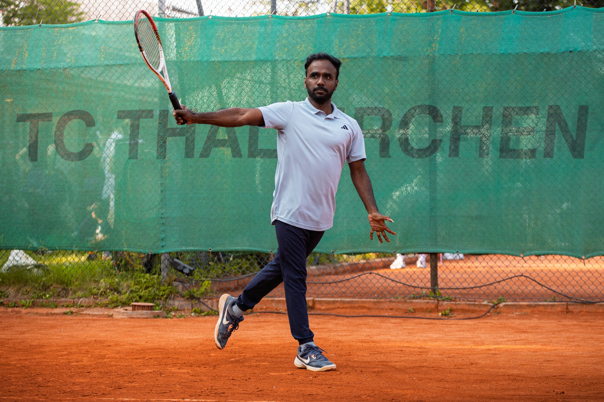 Tennismeisterei Tennistraining ein Spieler mit vorbildlicher Rückhand