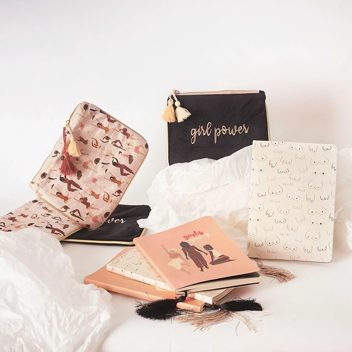 Un ensemble de pochettes et carnets de la boutique Merci Chéri. Le tout présenté sur un fond clair.