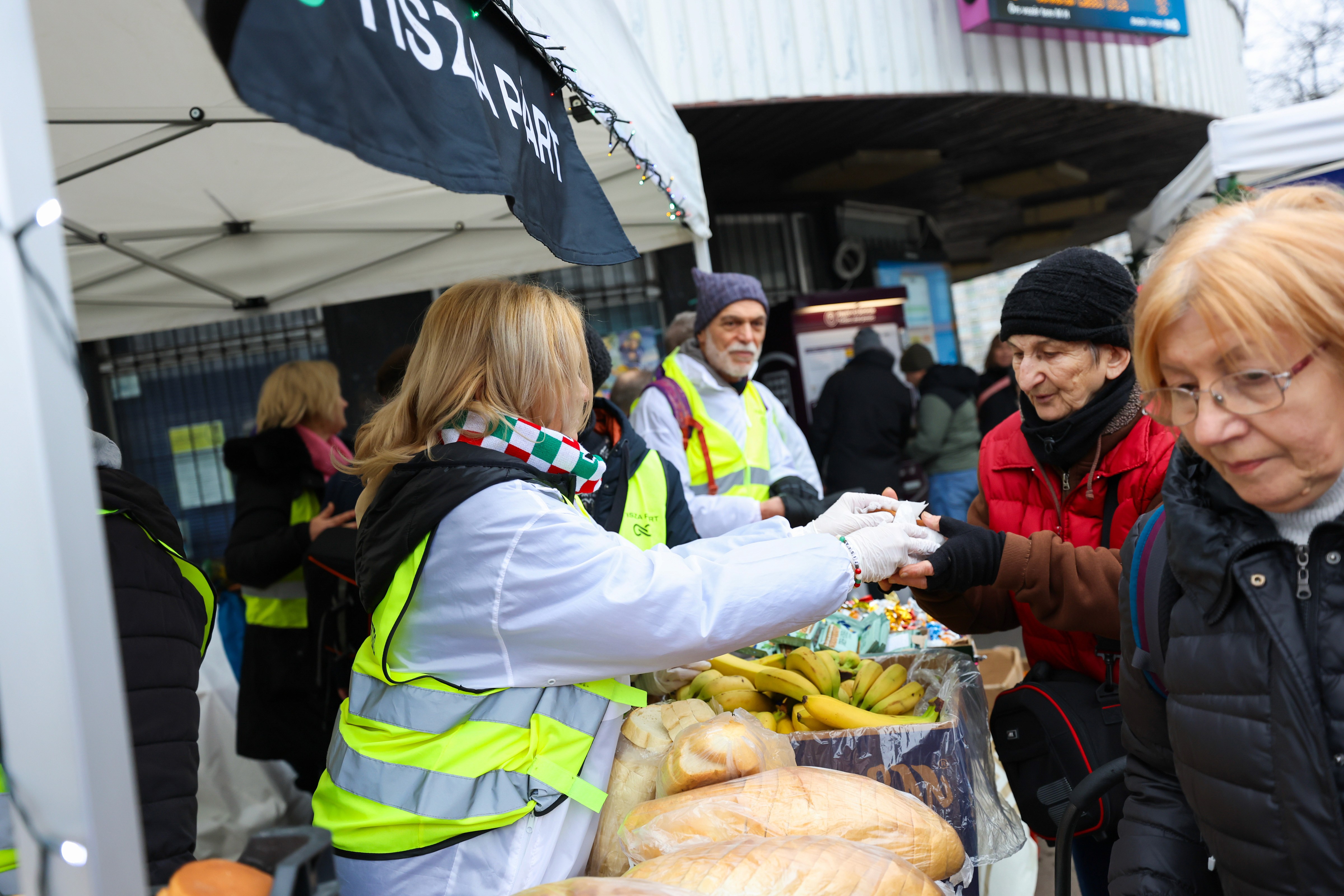 Ételosztás karácsony előtt az Örs vezér téren