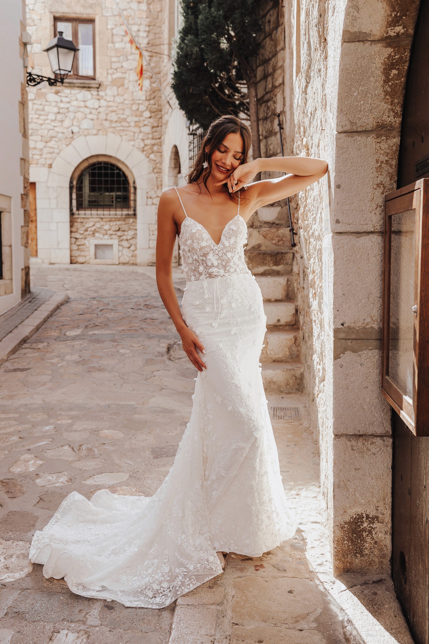 Fit and Flare wedding dress mit Spaghettiträgern und 3D-Spitze