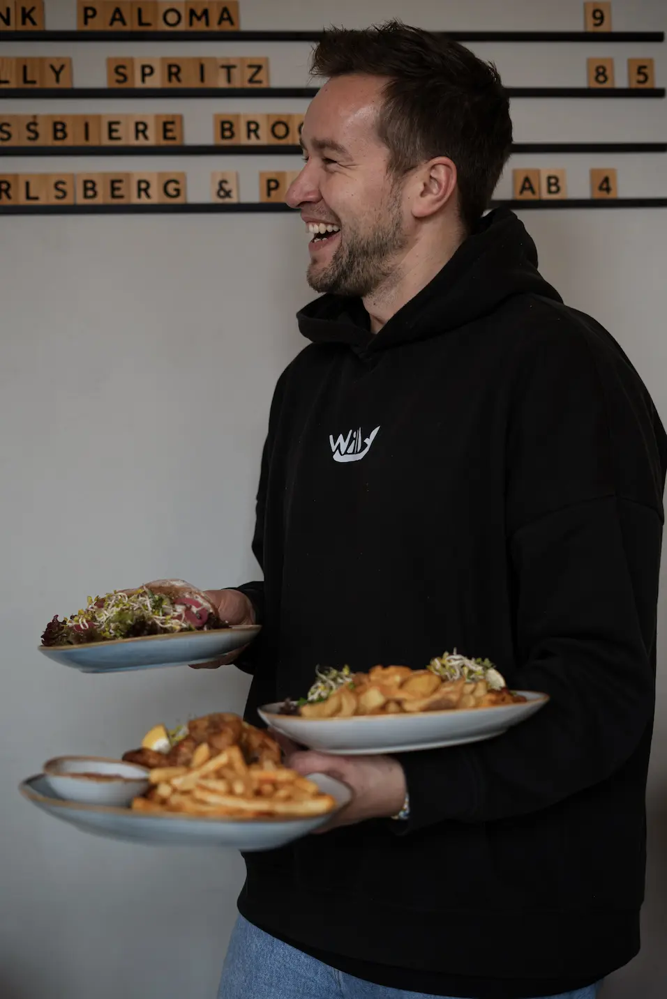 Mitarbeiter serviert Speisen mit guter Stimmung im Restaurant Für alle Flossen