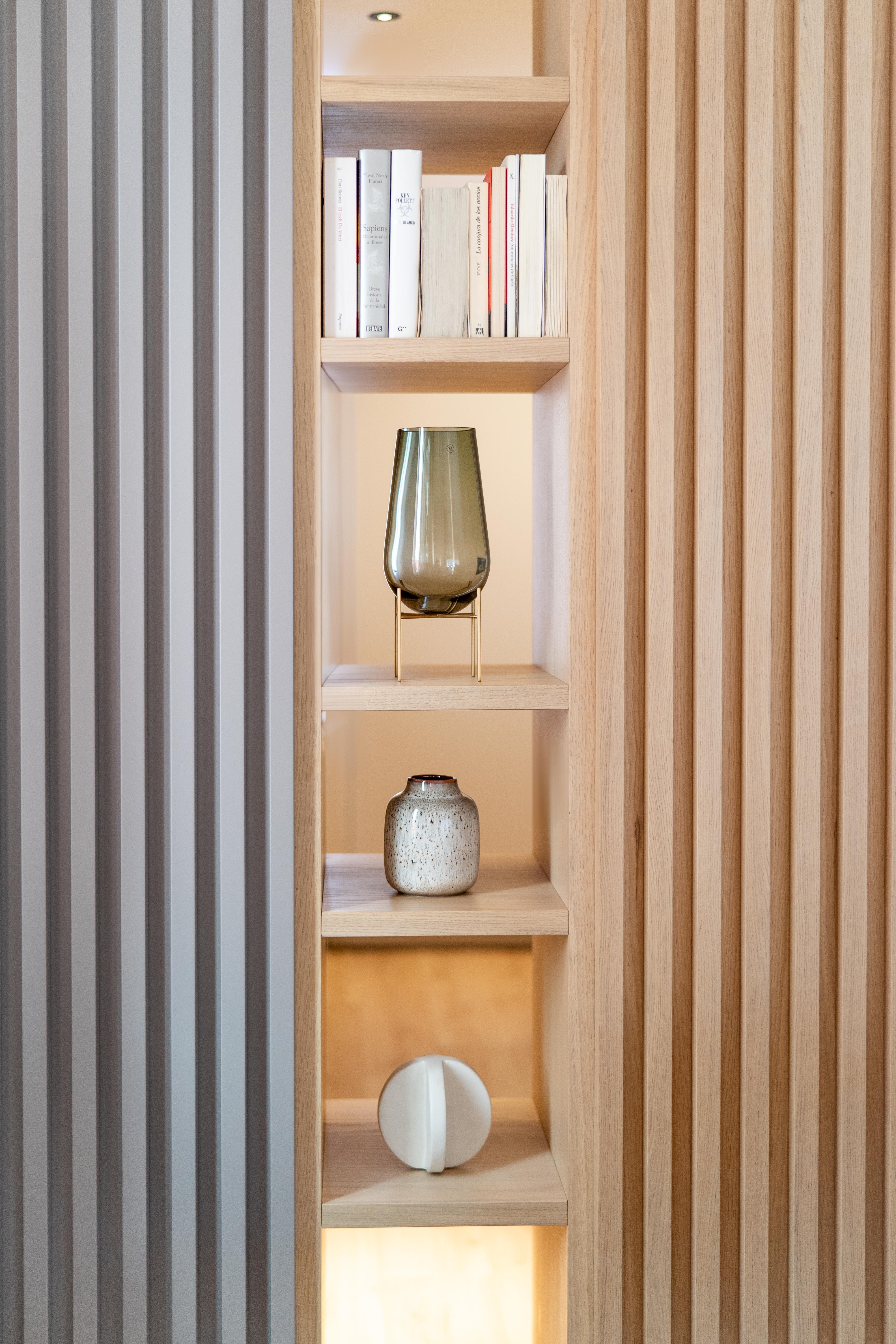 Mueble separador a medida con decoración