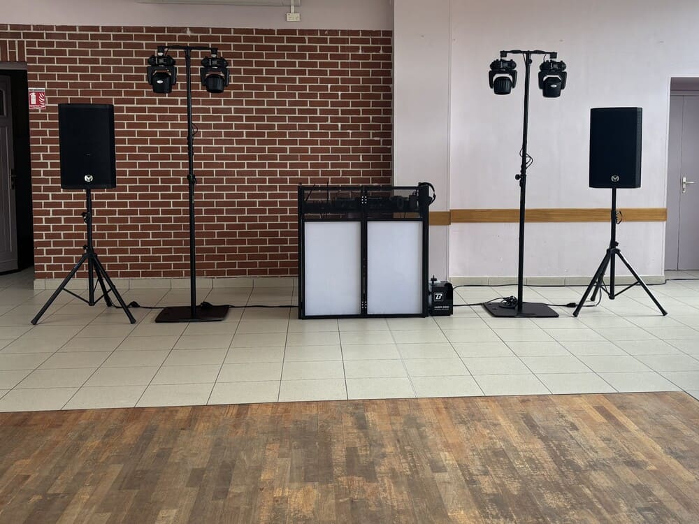 Prestation DJ événementielle dans le Nord avec éclairage professionnel, sonorisation et installation complète pour réception.